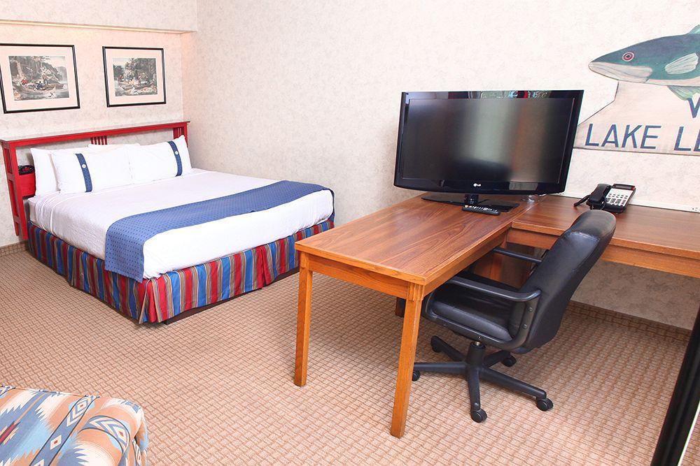 Clive Wildwood Lodge & Suites מראה חיצוני תמונה