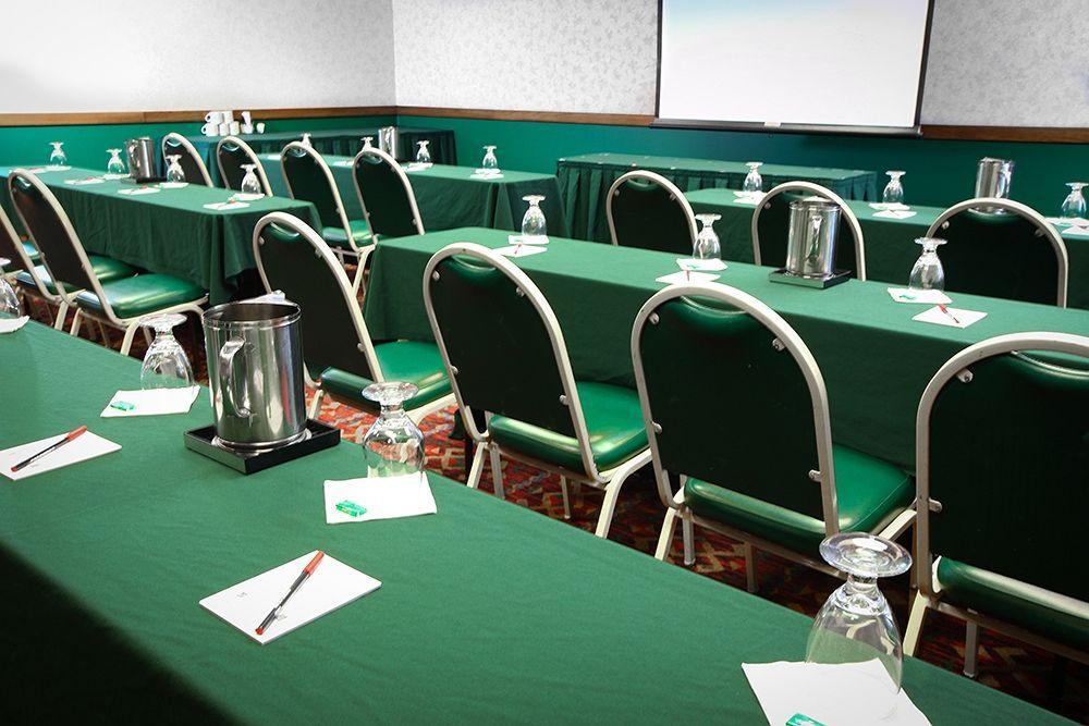 Clive Wildwood Lodge & Suites מראה חיצוני תמונה