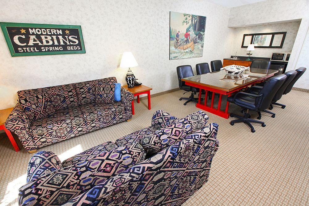 Clive Wildwood Lodge & Suites מראה חיצוני תמונה