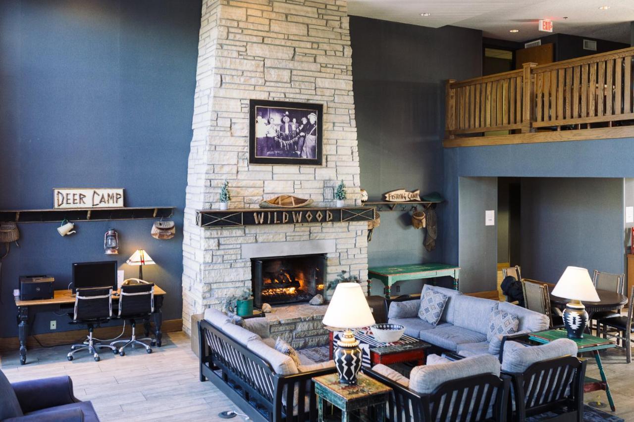 Clive Wildwood Lodge & Suites מראה חיצוני תמונה