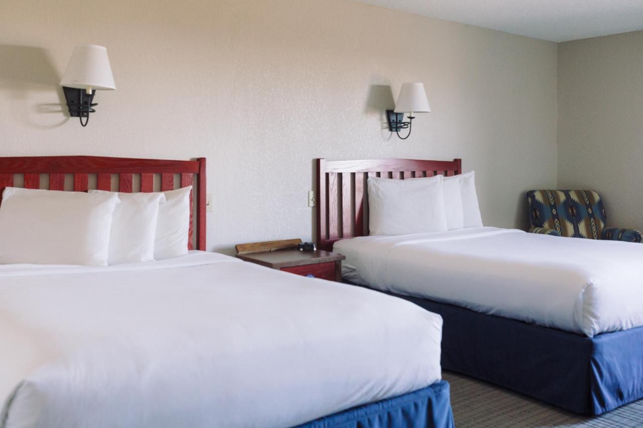 Clive Wildwood Lodge & Suites מראה חיצוני תמונה
