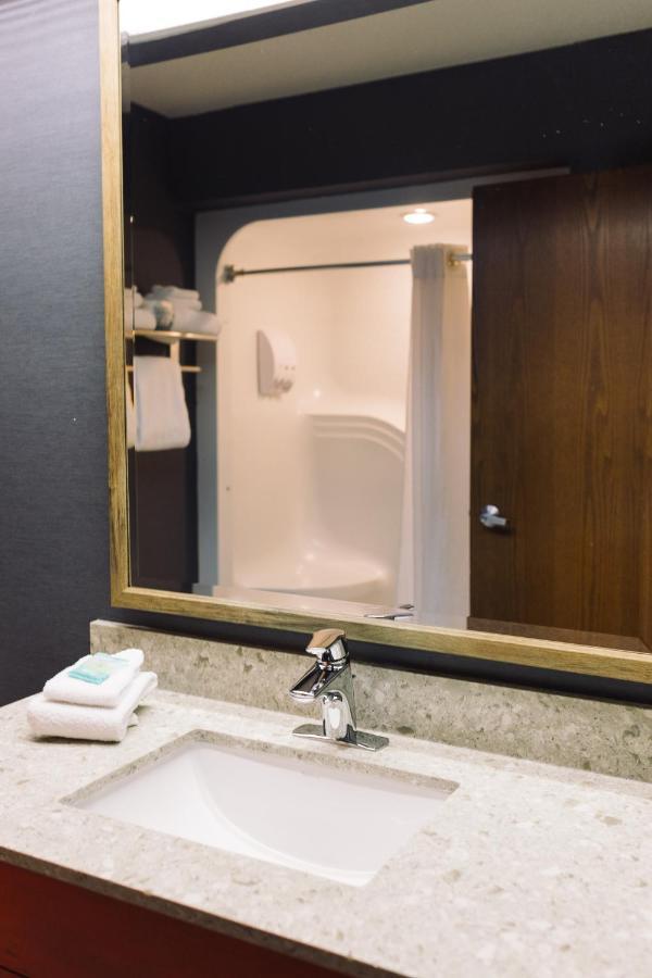 Clive Wildwood Lodge & Suites מראה חיצוני תמונה