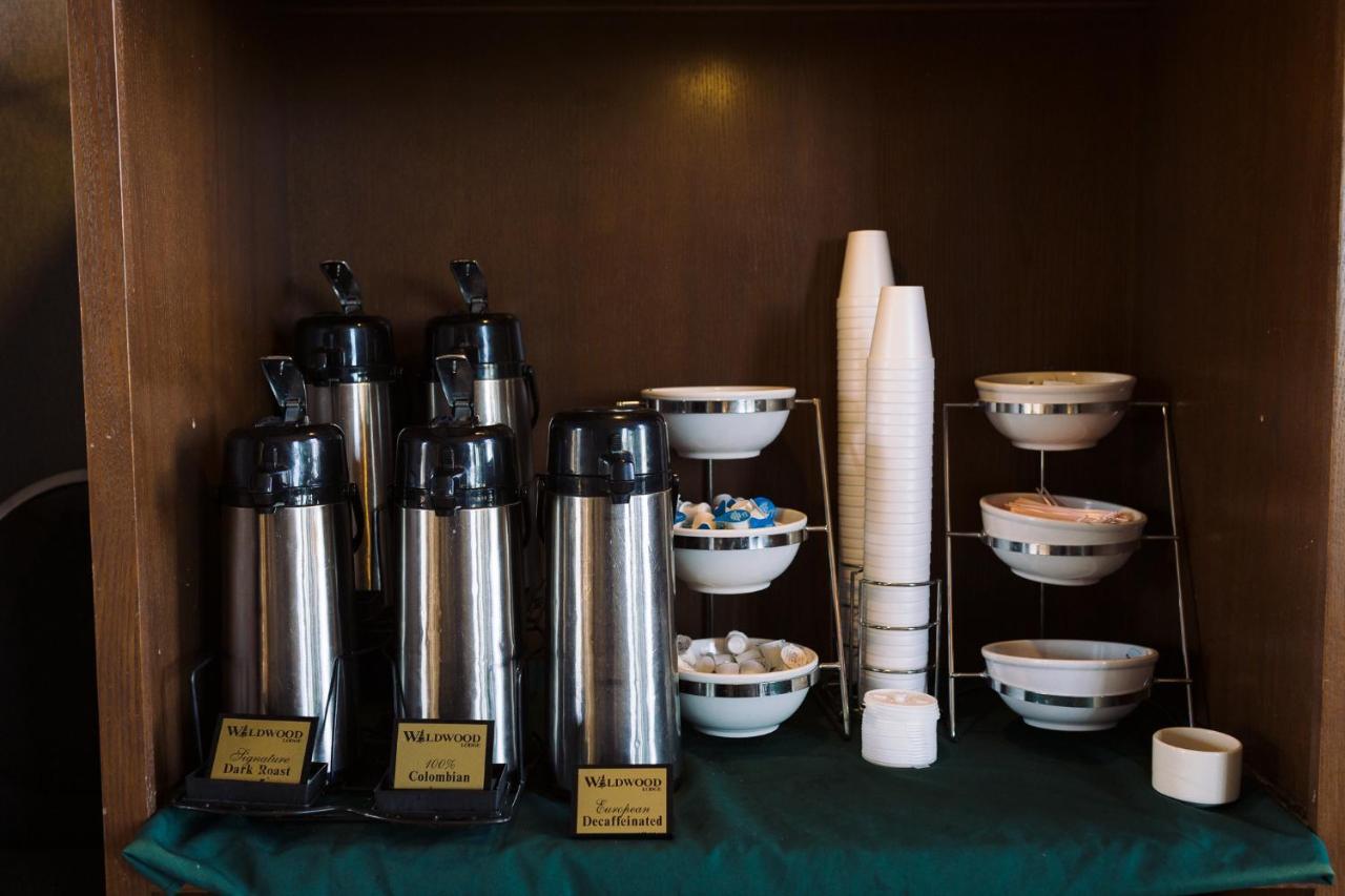 Clive Wildwood Lodge & Suites מראה חיצוני תמונה