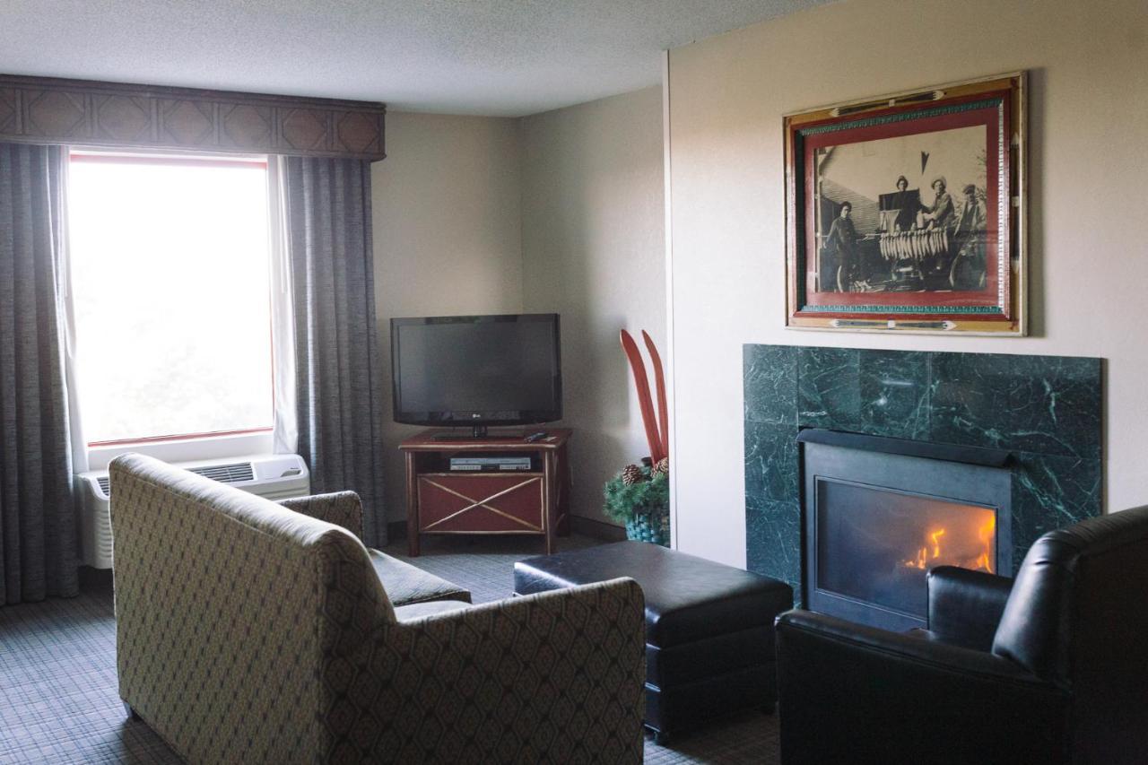 Clive Wildwood Lodge & Suites מראה חיצוני תמונה