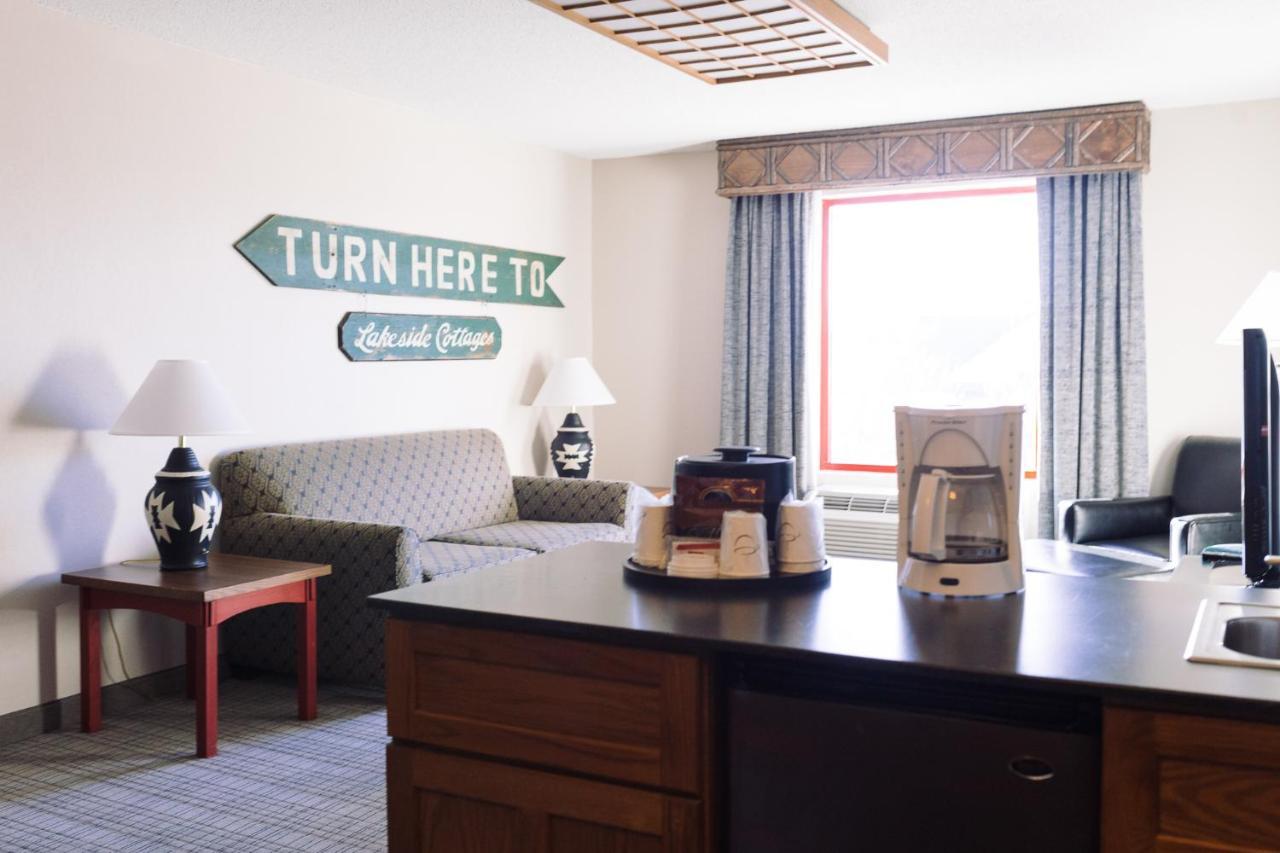 Clive Wildwood Lodge & Suites מראה חיצוני תמונה